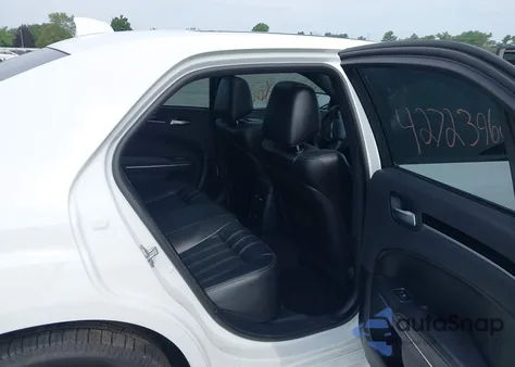 2018 Chrysler 300 S z USA, uszkodzony, nr VIN 2C3CCAGG2JH151758